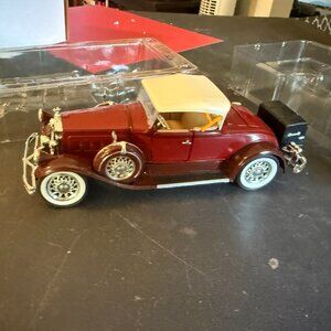 Diecast Signature 1930 Pierce-Arrow Model B Car